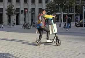 Dusseldorf, Alemanha - 24 de julho de 2019 - e-mobilidade na Alemanha. habitantes de Düsseldorf experimentando patinetes elétricos. foto