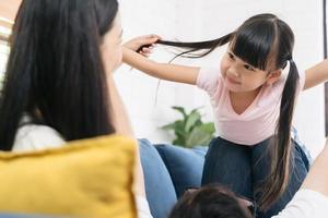 filha menina feliz brincando com a família foto