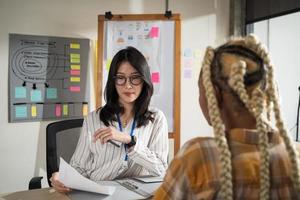 mulheres asiáticas estão fazendo entrevistas de emprego sérias. foto