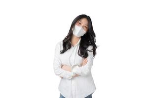 jovem mulher asiática usando máscara higiênica para prevenir infecção por vírus corona poluição do ar pm2.5 em isolado no fundo branco foto