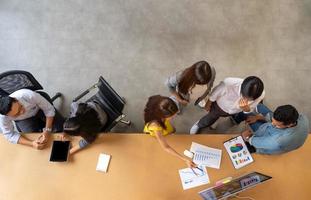 reunião de equipe de pessoas de negócios no conceito de ideias de planejamento de design de escritório moderno foto