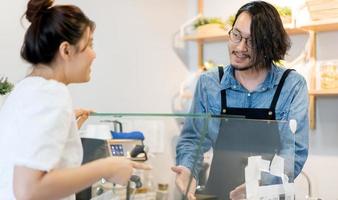 cliente seleciona e escolhe algum pedido de comida para garçom no bar foto