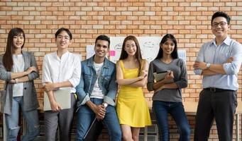 grupo de reunião de equipe de empresários asiáticos no conceito de planejamento e ideias de design de trabalho de escritório moderno foto