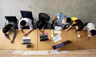 grupo de reunião de equipe de empresários asiáticos no conceito de planejamento e ideias de design de trabalho de escritório moderno foto
