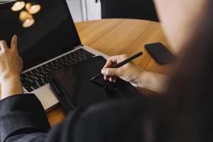 empresário e equipe analisando a tarefa de finanças do balanço financeiro. com telefone inteligente e laptop e tablet. conceito de gestão de riqueza foto