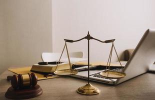 advogado masculino trabalhando com papéis de contrato e martelo de madeira na mesa no tribunal. justiça e direito, advogado, juiz do tribunal, conceito. foto