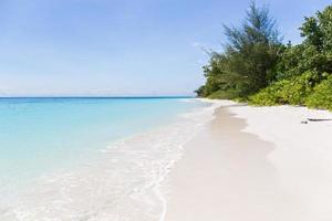 belo mar cristalino e praia de areia branca na ilha de tachai, andaman, tailândia. copie o fundo do espaço foto