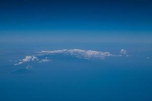 céu azul e nuvens no avião foto