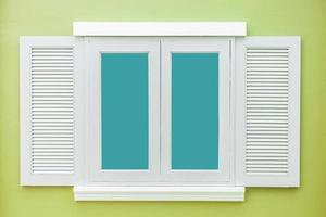 vintage clássico de janela branca na cor de fundo de parede verde claro foto