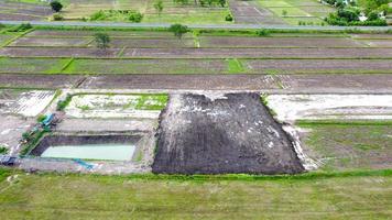 vista aérea de campos verdes e terras agrícolas na tailândia rural. foto