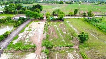 vista aérea de campos verdes e fazendas na tailândia rural foto