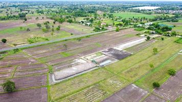 vista aérea de campos verdes e terras agrícolas na tailândia rural. foto