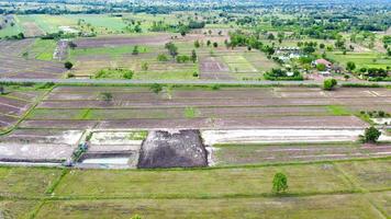 vista aérea de campos verdes e terras agrícolas na tailândia rural. foto