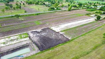 vista aérea de campos verdes e terras agrícolas na tailândia rural. foto