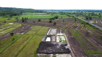 vista aérea de campos verdes e terras agrícolas na tailândia rural. foto