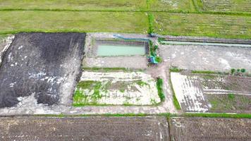 vista aérea de campos verdes e terras agrícolas na tailândia rural. foto