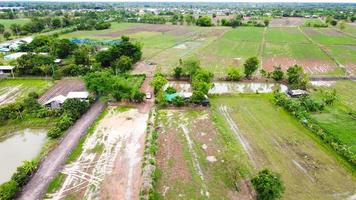 vista aérea de campos verdes e terras agrícolas na tailândia rural. foto