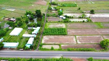 vista aérea de campos verdes e terras agrícolas na tailândia rural. foto