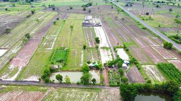 vista aérea de campos verdes e terras agrícolas na tailândia rural. foto