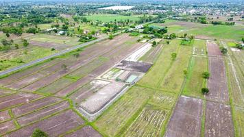 vista aérea de campos verdes e terras agrícolas na tailândia rural. foto