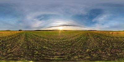 panorama hdri esférico completo sem costura vista de ângulo de 360 graus entre os campos no pôr do sol da noite de outono com nuvens impressionantes em projeção equirretangular, pronto para realidade virtual vr ar foto