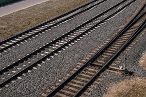 vista aérea em trilhos de trem. transporte de carga. fundo de viagem foto