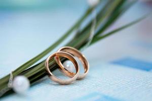 buquê de casamento brilhante de flores de verão com anéis de casamento foto