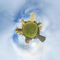 pequena transformação do planeta do panorama esférico 360 graus. esférica abstrata vista aérea arranha-céus área desenvolvimento urbano bairro residencial. curvatura do espaço. foto