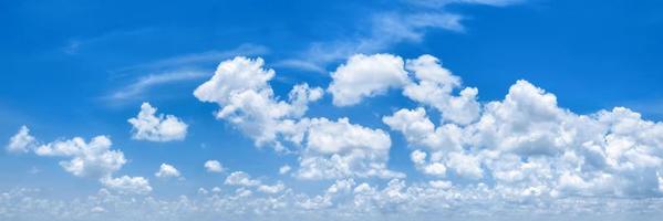 céu azul panorama com fundo de nuvem branca foto