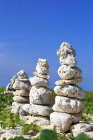 pedras equilibradas perto da praia foto