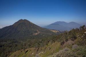 vista da floresta tropical com caminho para o vulcão kawah ijen, leste de java, indoneisa foto