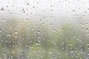 gotas de chuva e gotas de chuva no vidro da janela