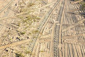 vestígios e pegadas na estrada rural de areia foto