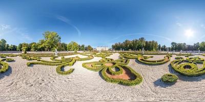 panorama hdri esférico sem costura completo vista de ângulo de 360 graus do parque da cidade perto do pátio restaurado castelo medieval com esculturas de projeção equirretangular com zênite e nadir. para conteúdo vr foto