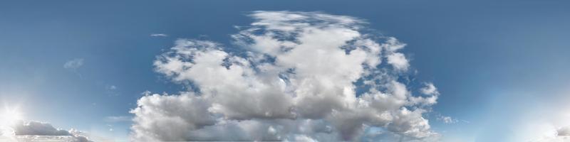céu azul com belas nuvens cumulus. panorama hdri sem costura visão de ângulo de 360 graus com zênite para uso em gráficos 3D ou desenvolvimento de jogos como cúpula do céu ou editar tiro de drone foto