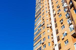 prédio de apartamentos e céu azul foto