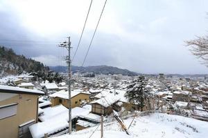 vista da cidade takayama no japão na neve foto