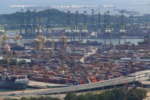 paisagem vista de pássaros de navios de carga entrando em um dos portos mais movimentados do mundo, singapura foto