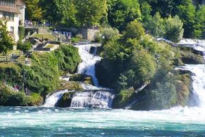 o famoso rhine cai na suíça perto da cidade de schaffhausen - dia ensolarado e céu azul foto