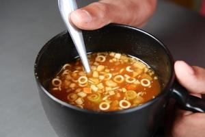 xícara de sopa instantânea em uma caneca na mesa foto