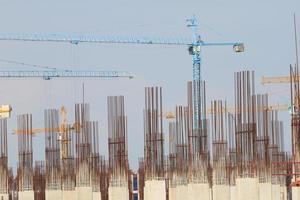 canteiro de obras com armações de aço de concreto armado subindo foto