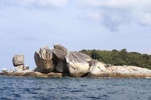 grande pilha de arco de pedra no mar de andaman perto de koh lipe, tailândia foto