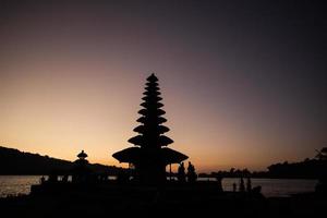 silhueta pura do templo ulun danu foto