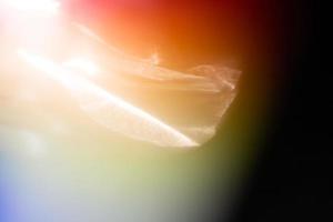 gradiente colorido abstrato para sobreposição. fundo de vazamento de luz de cristal para efeito de vídeo e foto bokeh. reflexo de lente de prisma com brilho e luzes mágicas em fundo preto.