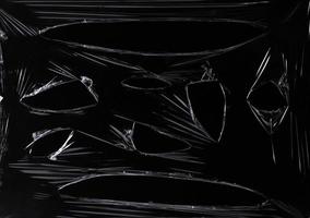 uma textura de plástico transparente preta com furo para pôster e capa. envoltório de plástico realista para sobreposição, espaço de cópia e efeito de foto. superfície de plástico enrugada em fundo preto foto