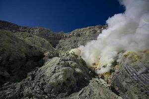 mina de enxofre dentro da cratera do vulcão ijen, leste de java, indonésia foto