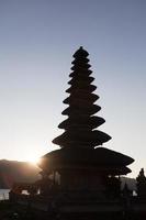 Templo de pura ulun danu em um lago beratan. bali foto