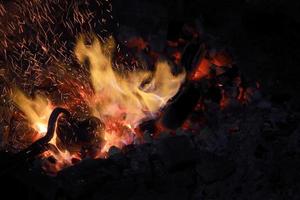 forjar fogo no ferreiro onde as ferramentas de ferro são criadas foto