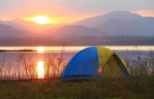 acampamento ao lado do lago, parque nacional, tailândia foto