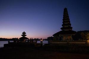 silhueta pura do templo ulun danu foto